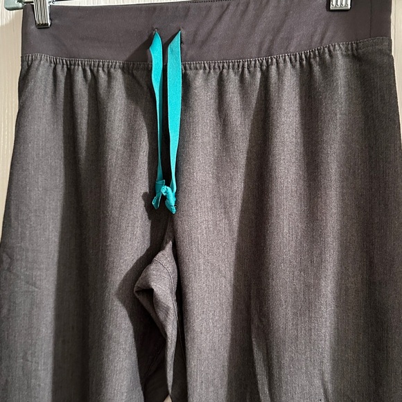 Figs scrubs bottoms, gray with blue drawstrings. Women’s XS Technical Collection - Picture 3 of 12